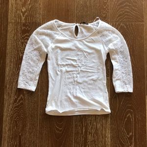 Fitted white shirt with lace sleeves